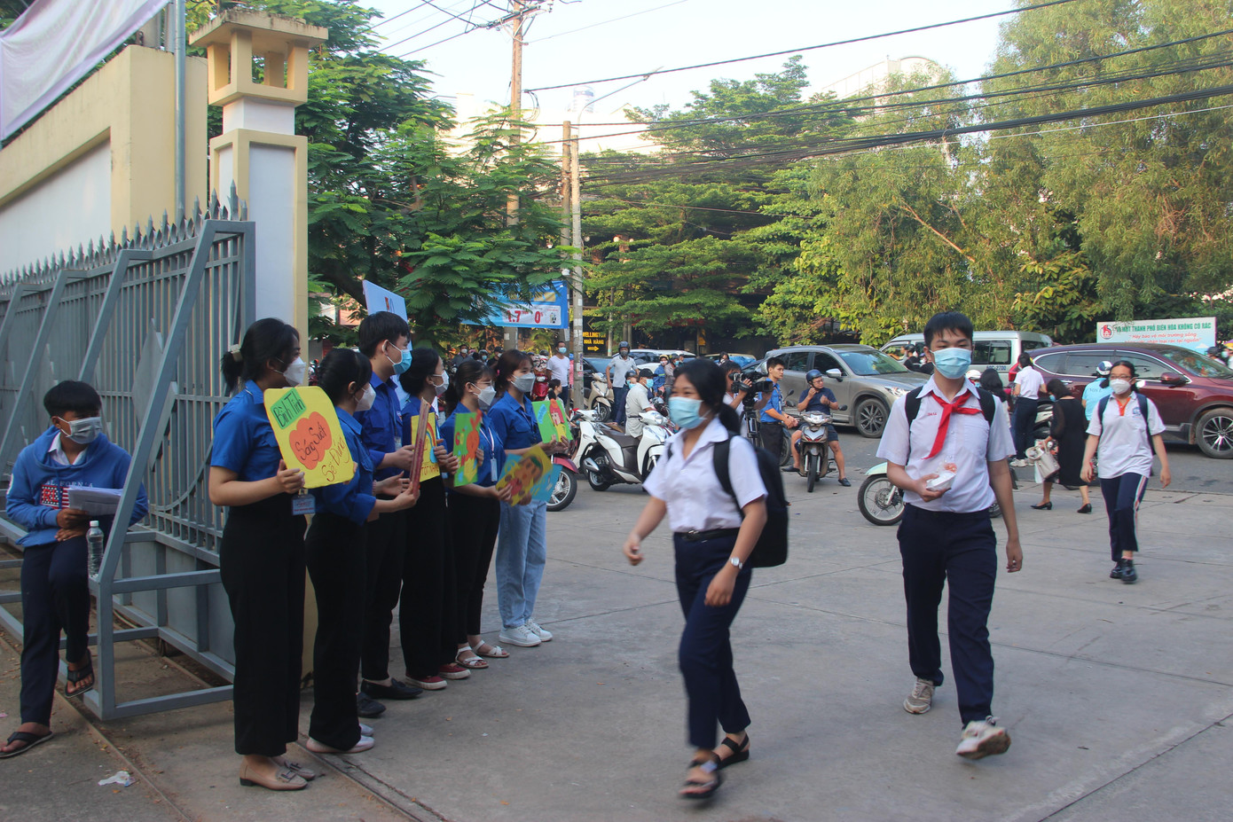 Động viên các thí sinh tự tin vào phòng thi