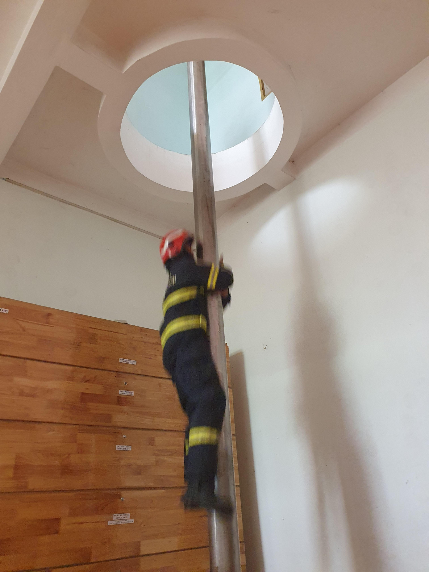 Từ phòng ở trên lầu 1, các chiến sĩ ôm trụ sắt tiếp đất