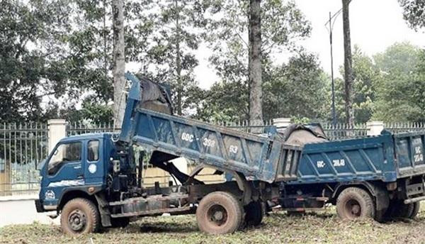 Các xe đổ chất thải trái phép Các xe đổ chất thải trái phép