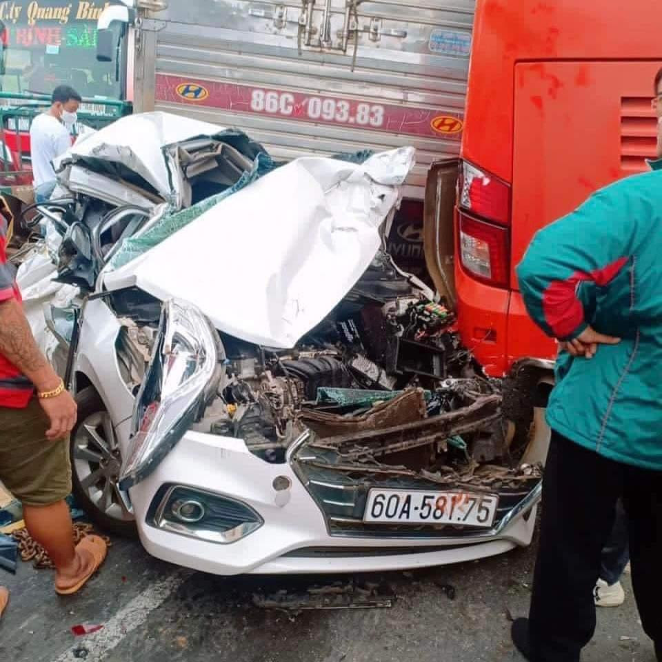 Xe du lịch biến dạng sau vụ tai nạn Xe du lịch biến dạng sau vụ tai nạn