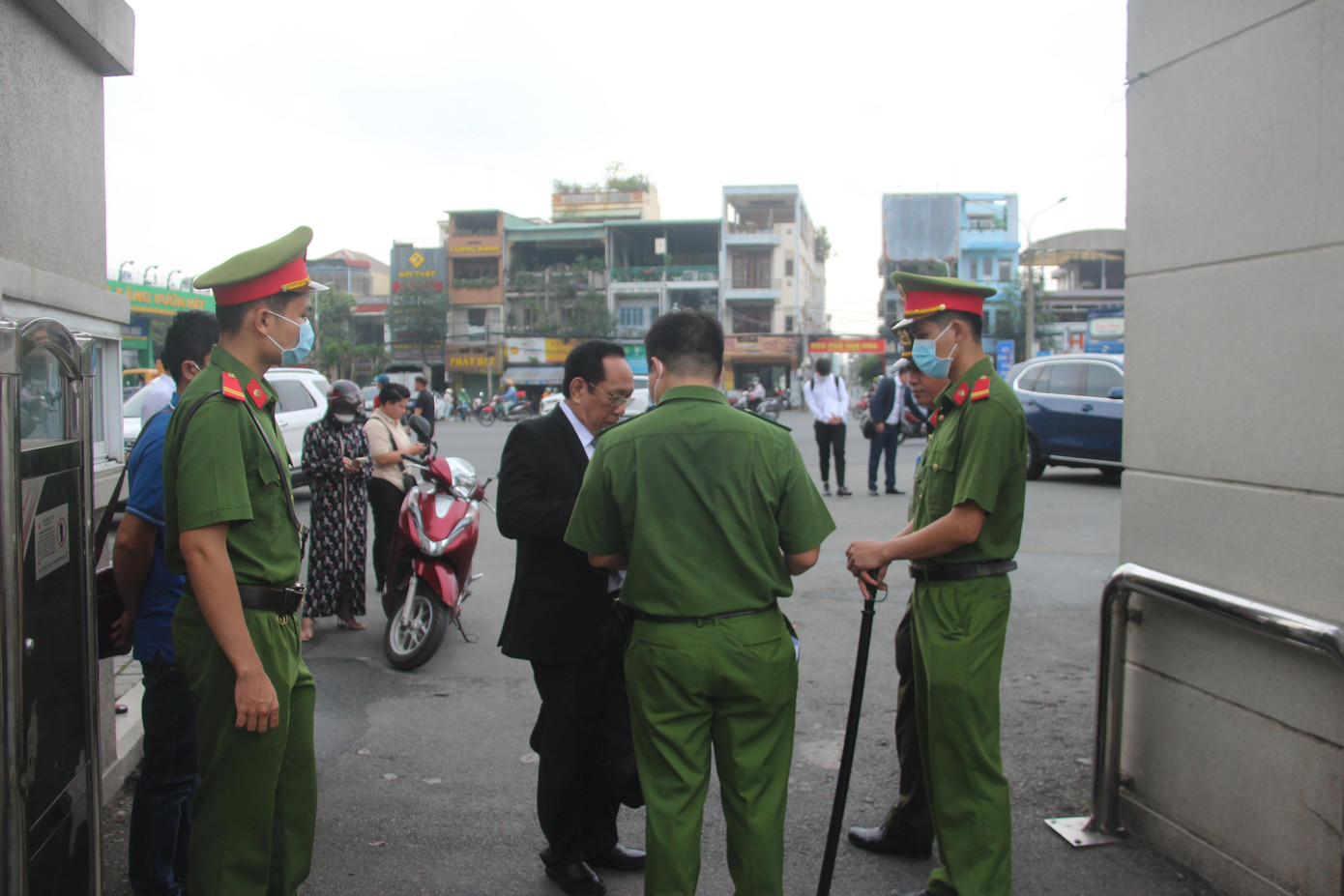 Lực lượng Cảnh sát kiểm tra giấy tờ những người đến dự phiên tòa