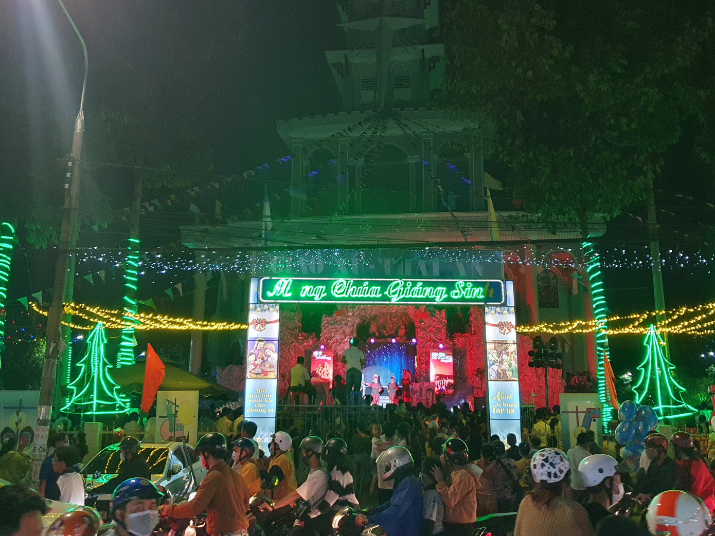 Lễ đón Giáng sinh tại một nhà thờ ở TP Biên Hòa Lễ đón Giáng sinh tại một nhà thờ ở TP Biên Hòa