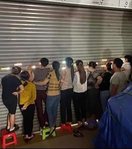 Người dân hiếu kỳ xem khám nghiệm hiện trường