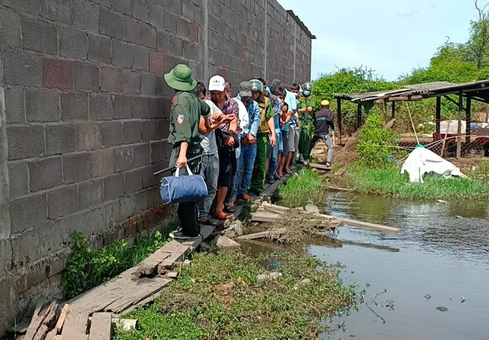 Lối đi "bí mật" của các đối tượng nhằm che mắt lực lượng chức năng Lối đi "bí mật" của các đối tượng nhằm che mắt lực lượng chức năng