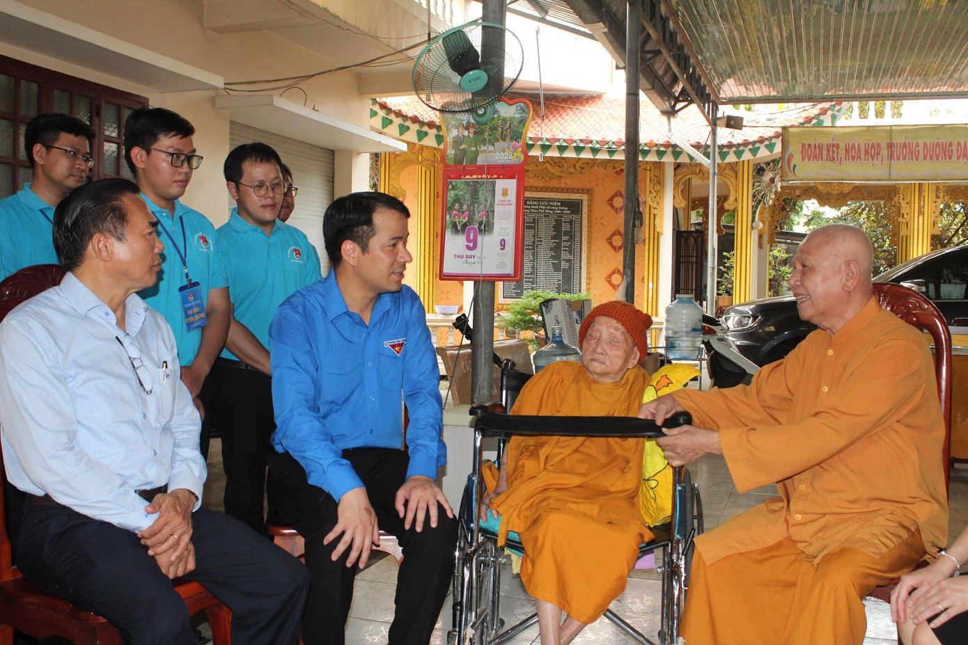 Anh Ngô Văn Cương, Bí thư Trung ương Đoàn cùng các đại biểu đến thăm Mẹ Việt Nam Anh hùng Nguyễn Thị Nhiễu (tại TP Biên Hòa) Anh Ngô Văn Cương, Bí thư Trung ương Đoàn cùng các đại biểu đến thăm Mẹ Việt Nam Anh hùng Nguyễn Thị Nhiễu (tại TP Biên Hòa)