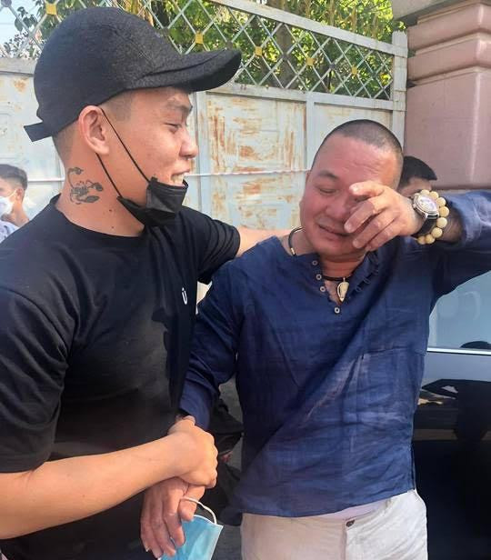 Hải 'bánh" xúc động khi ra khỏi trại giam (ảnh MXH)