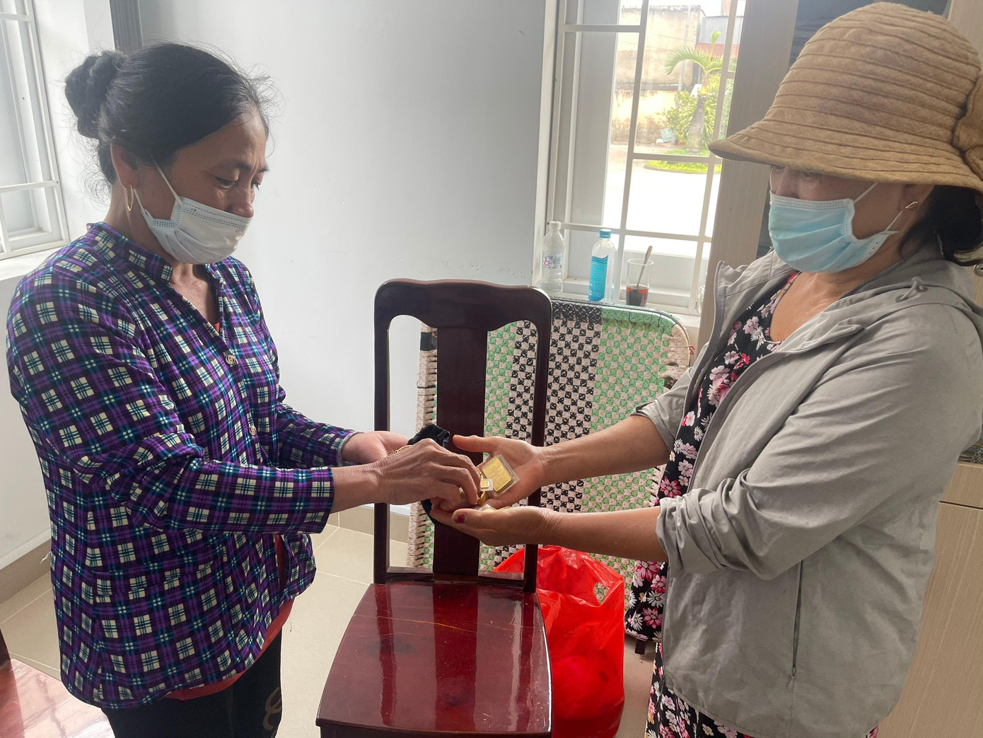 Bà Hương (bên trái) trả lại tài sản cho người đánh rơi