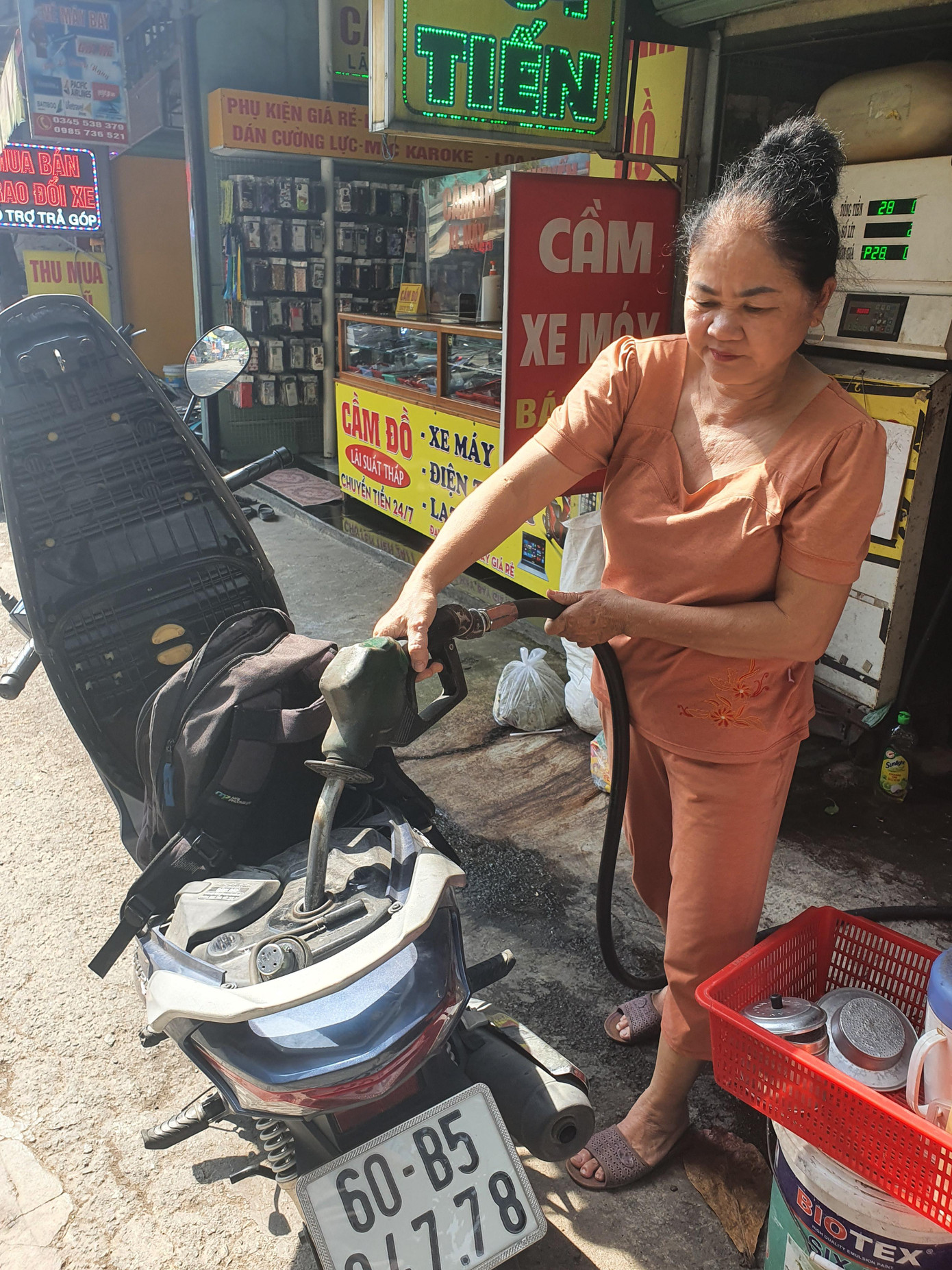 Trong khi đó, tại các khu dân cư ở TP Biên Hòa, nhiều "cây xăng" tự phát mọc lên như nấm. Người bán lắp đặt các trụ bơm xăng điện tử ngay tại nhà, mua xăng về chứa trong các bình để bơm bán cho khách.