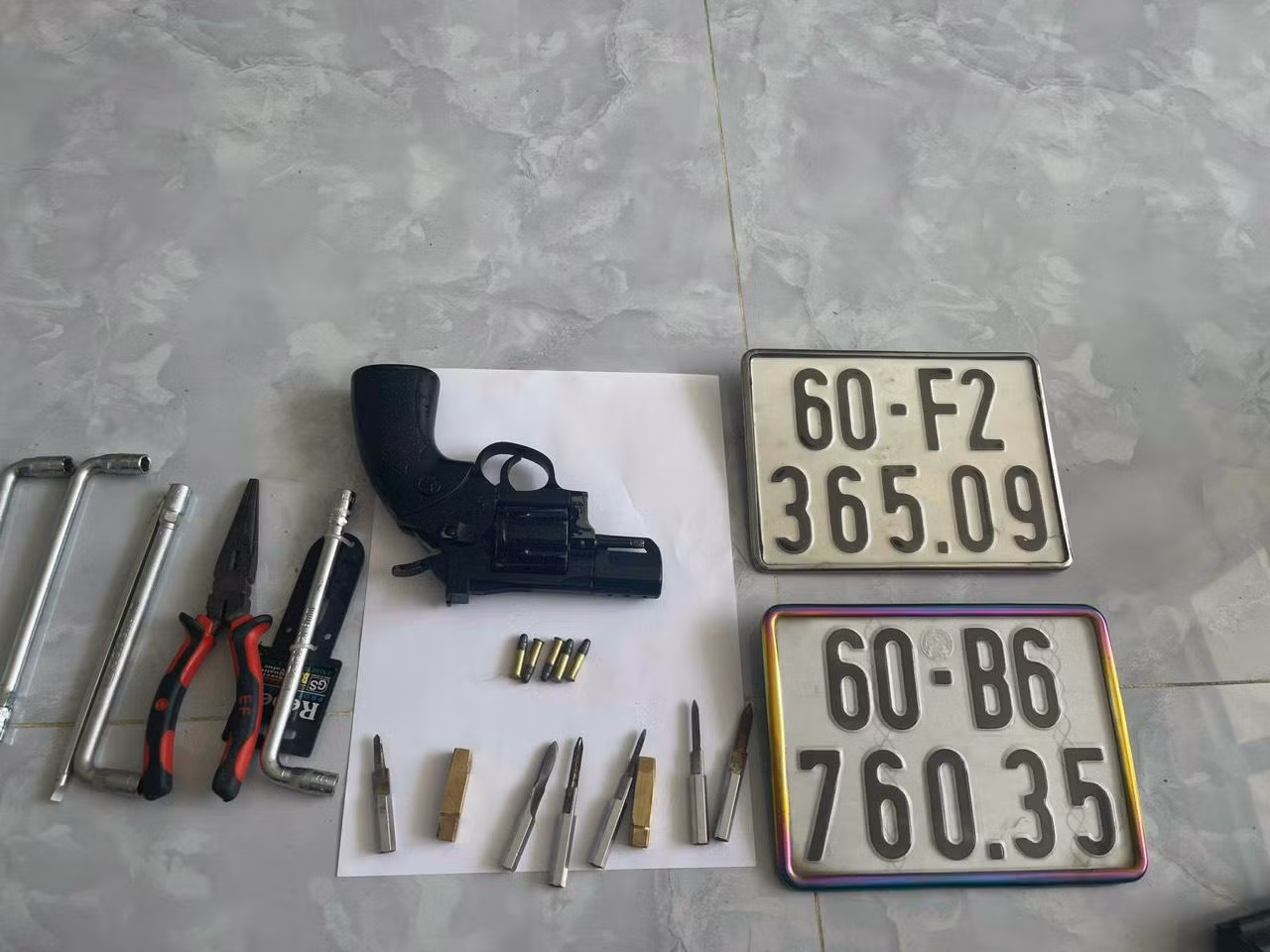 Súng, đạn và vật dụng băng cướp sử dụng để thực hiện các vụ trộm, cướp Súng, đạn và vật dụng băng cướp sử dụng để thực hiện các vụ trộm, cướp