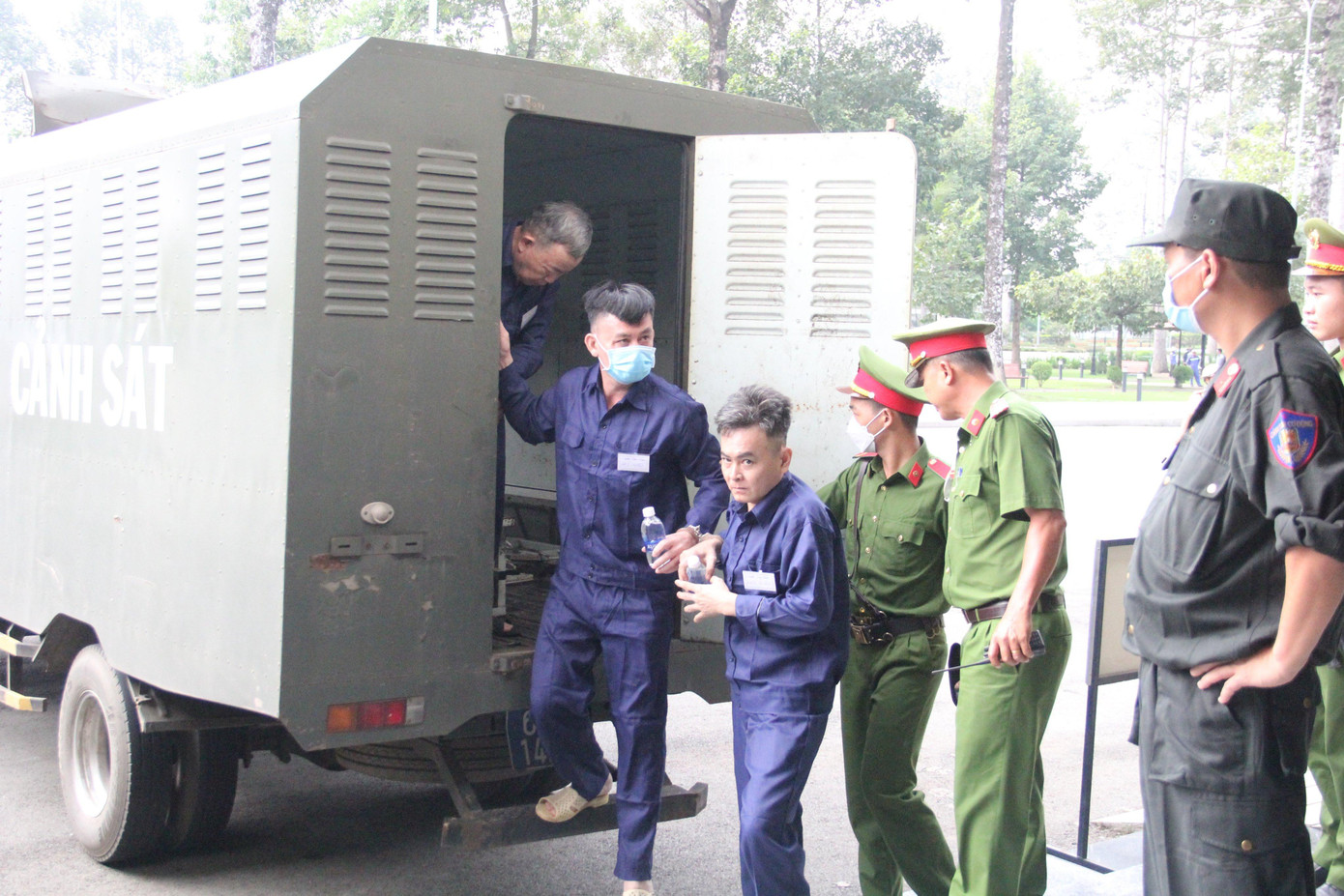 Nhiều lượt xe chở phạm nhân đưa các bị cáo đến phiên tòa