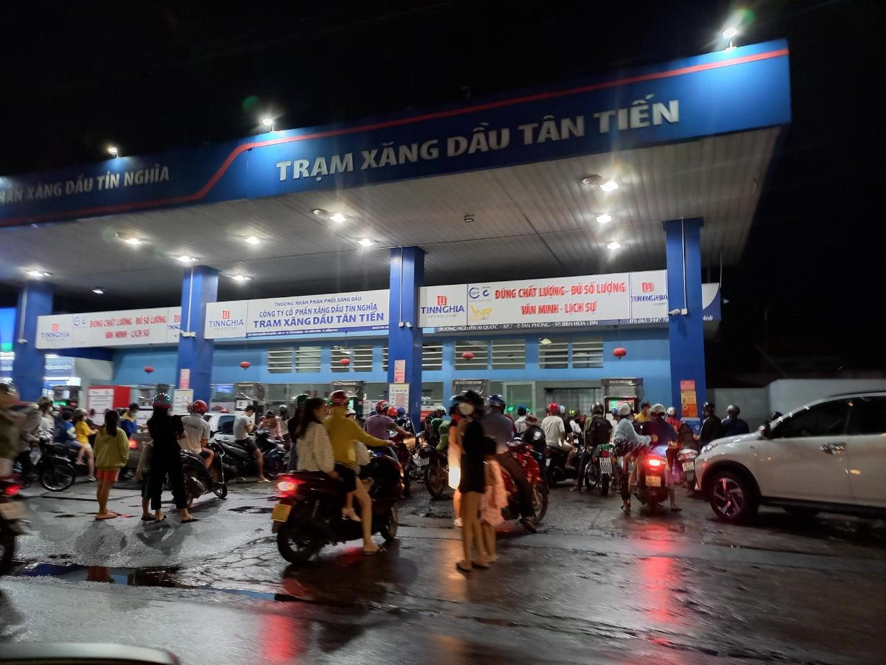 Từ đêm 9/10, rất đông người ở TP Biên Hòa chen chúc chờ mua xăng tại một trạm xăng
