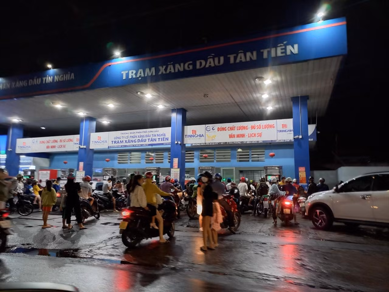 Từ đêm 9/10, rất đông người ở TP Biên Hòa chen chúc chờ mua xăng tại một trạm xăng