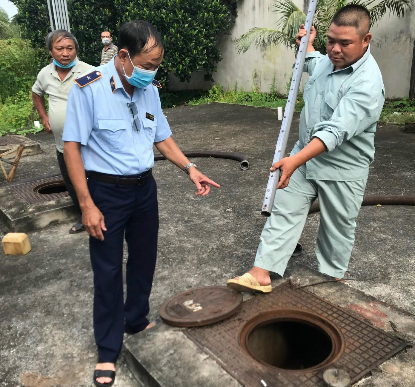 Quản lý thị trường kiểm tra bồn chứa của một trạm xăng. Quản lý thị trường kiểm tra bồn chứa của một trạm xăng.