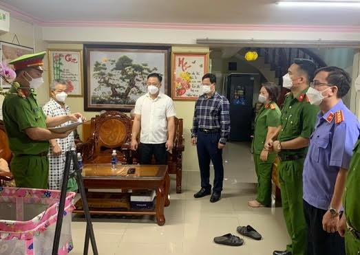 Công an đọc lệnh tạm giam ông Võ Cao Cường