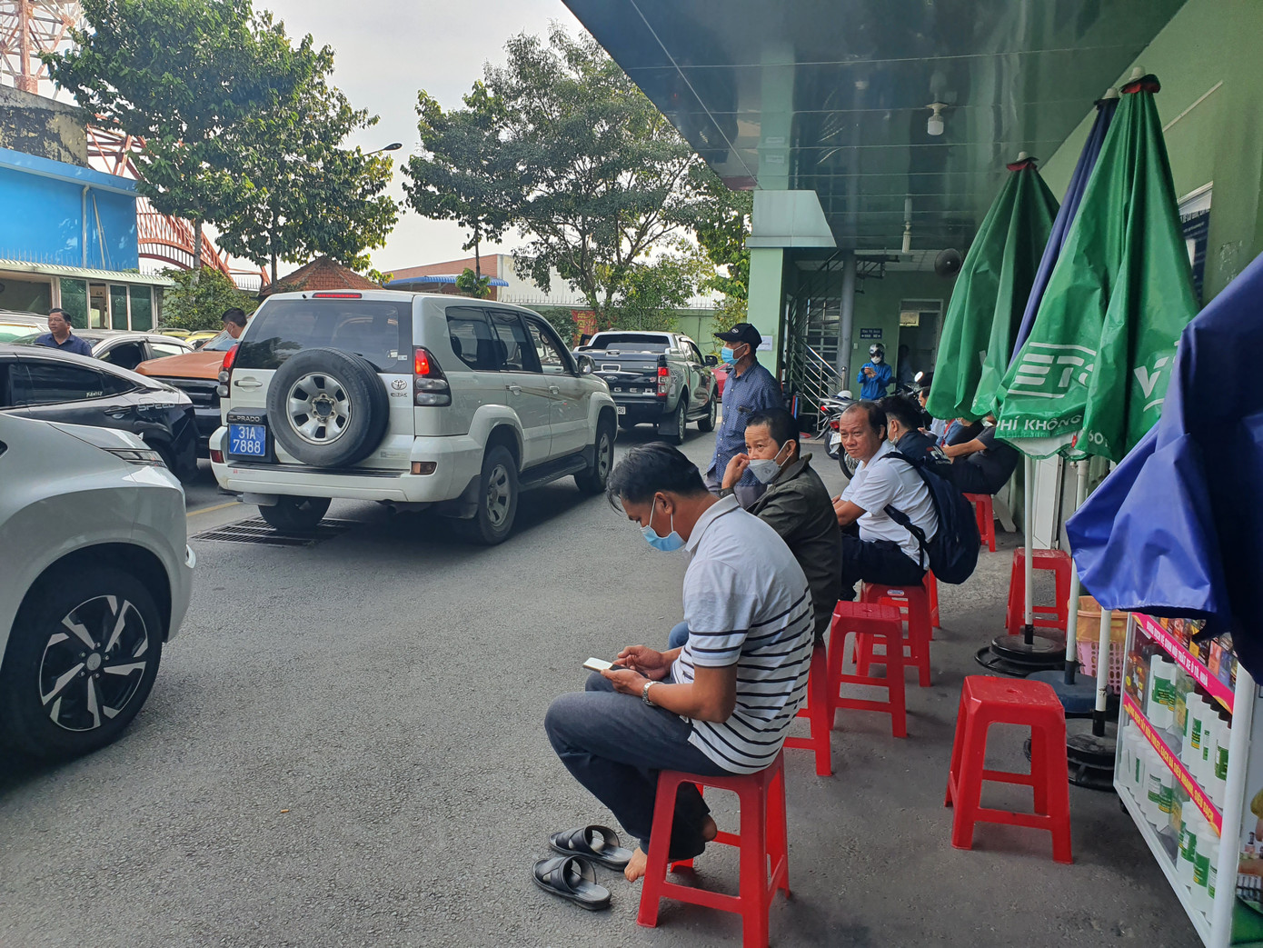 Người dân phải xếp hàng chờ từ 5 - 7 giờ mới đến lượt kiểm định xe