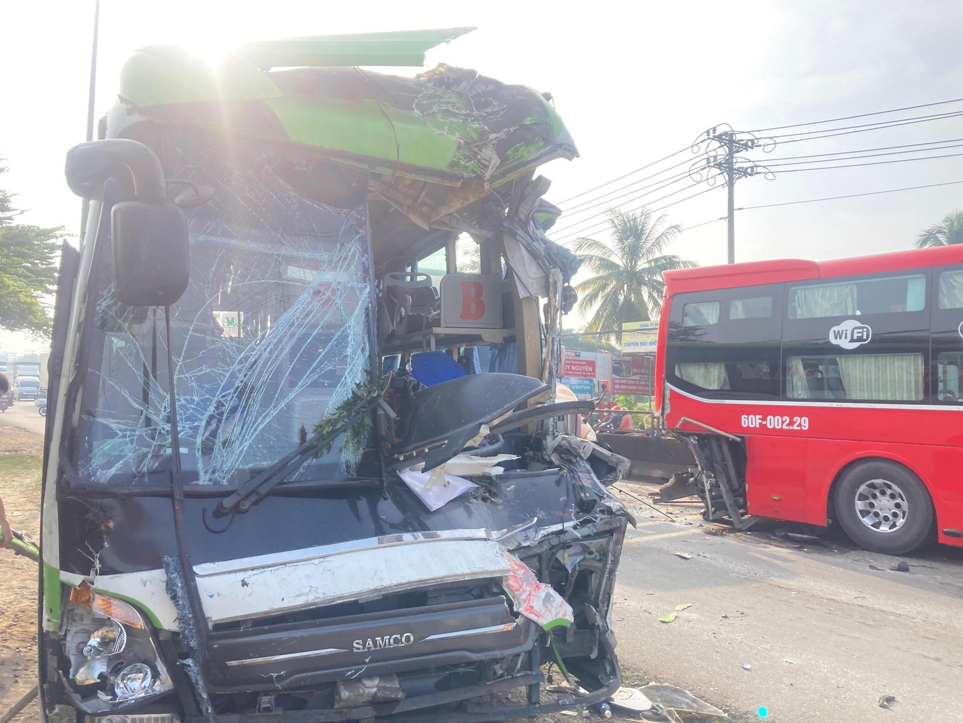 Xe khách biển số Bình Thuận bị hư hỏng nặng