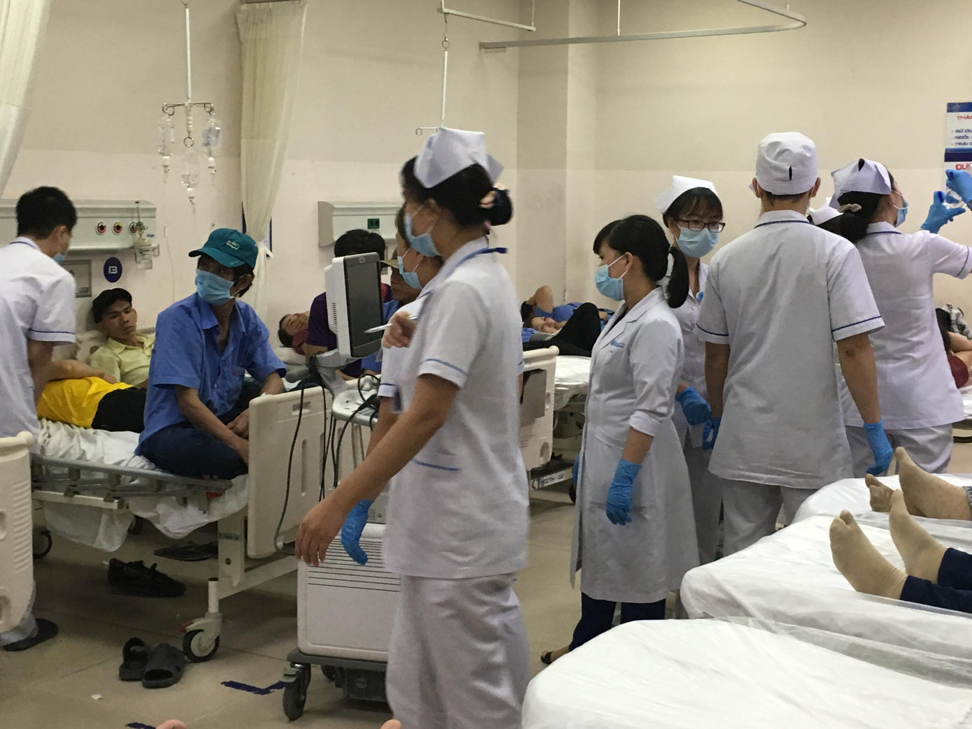 Nhân viên y tế đang làm việc quá tải tại các cơ sở y tế