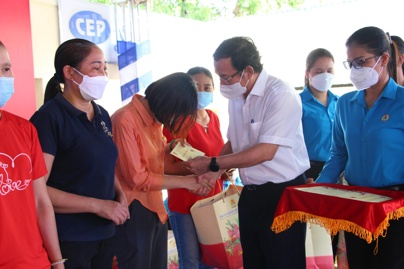 Bí thư Thành ủy TP HCM tặng quà cho công nhân Đồng Nai