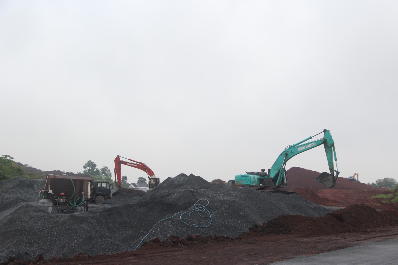 Vật liệu tập kết để thi công. Vật liệu tập kết để thi công.