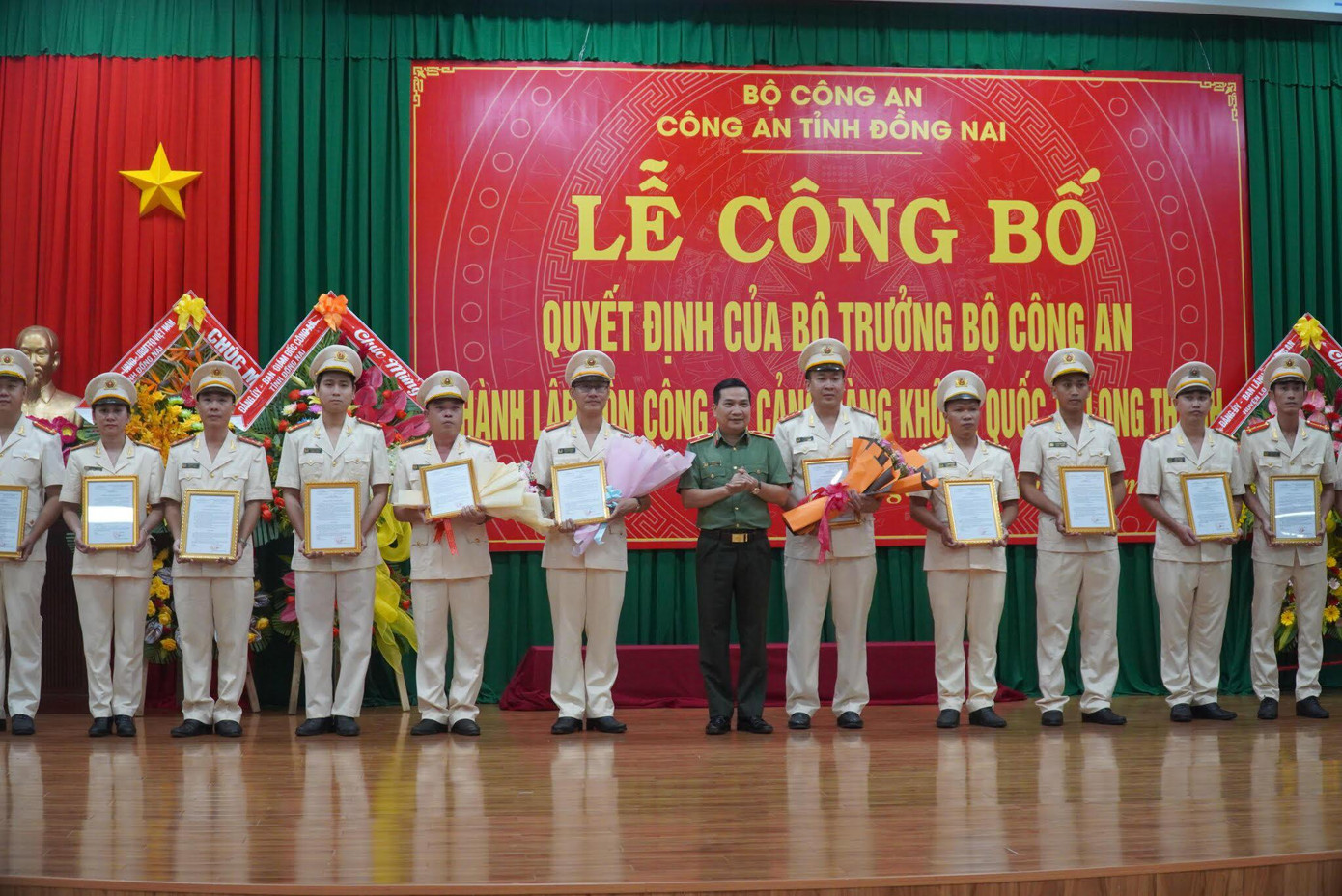 Giám đốc Công an tỉnh trao quyết định nhân sự Đồn Công an Cảng hàng không quốc tế Long Thành Giám đốc Công an tỉnh trao quyết định nhân sự Đồn Công an Cảng hàng không quốc tế Long Thành