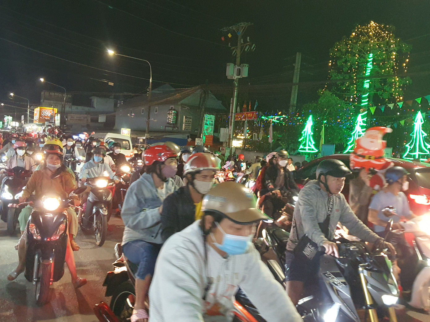 Rất đông người dân đổ ra các đường phố. Ảnh Lê Mạnh Thắng. Rất đông người dân đổ ra các đường phố. Ảnh Lê Mạnh Thắng.