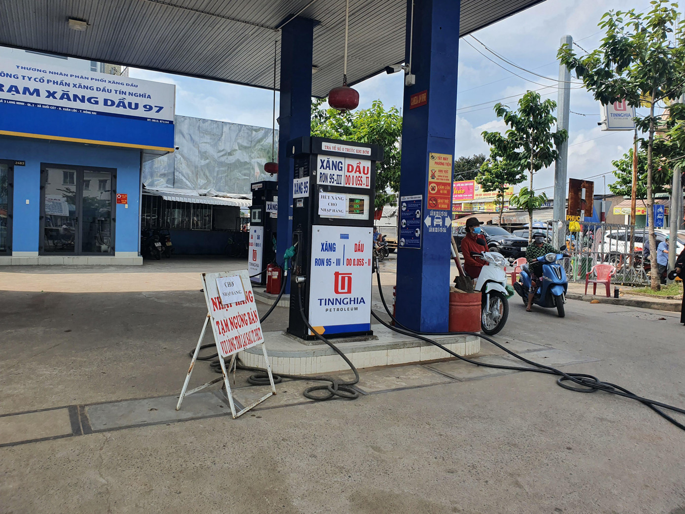 Cây xăng ở huyện Xuân Lộc hết xăng, chờ nhập hàng Cây xăng ở huyện Xuân Lộc hết xăng, chờ nhập hàng