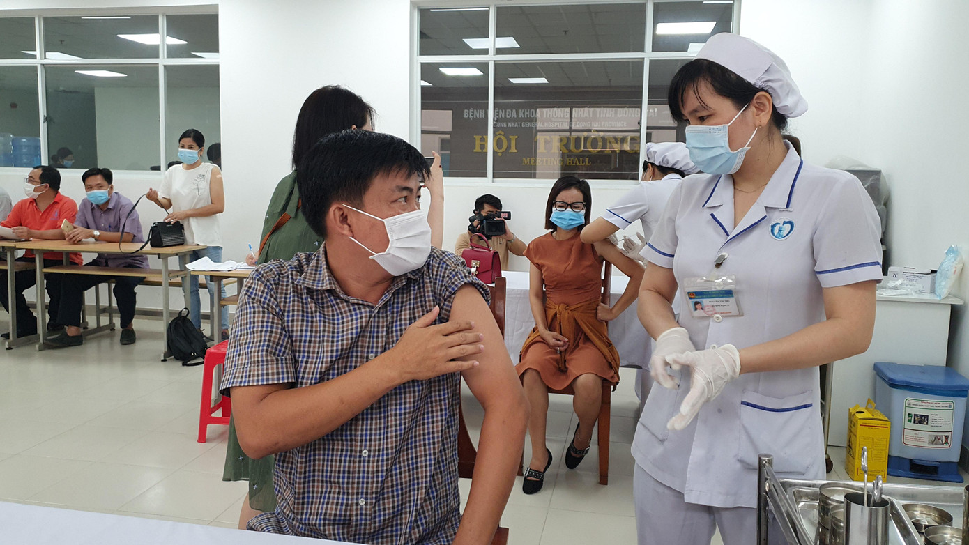 Người dân tiêm vắc xin ngừa COVID-19 tại TP Biên Hòa