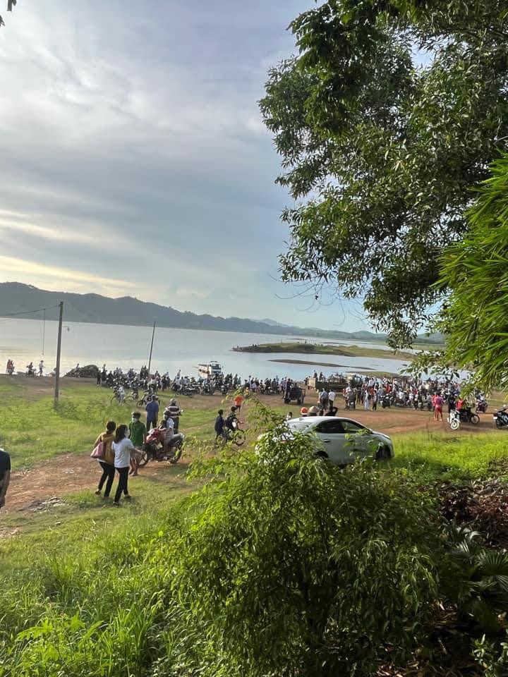 Nhiều người dân theo dõi lực lượng cứu hộ tìm kiếm nạn nhân