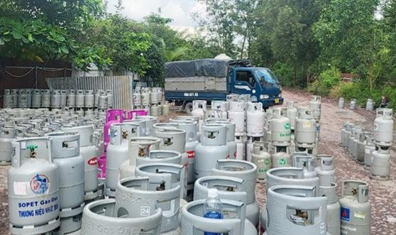 Hàng trăm bình gas được phát hiện tại điểm sang chiết gas trái phép Hàng trăm bình gas được phát hiện tại điểm sang chiết gas trái phép