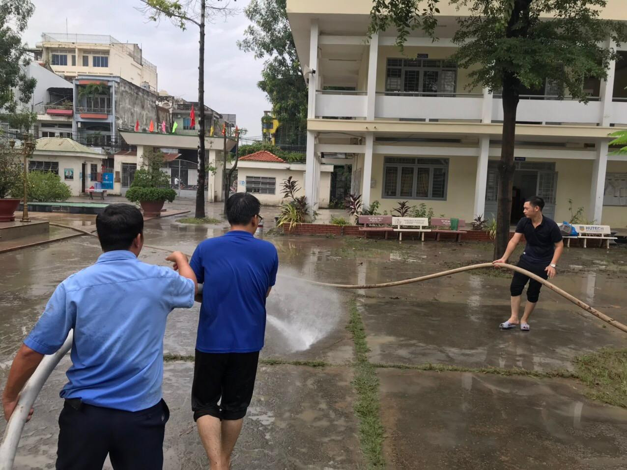 Giáo viên, nhân viên nhà trường phải dọn vệ sinh Giáo viên, nhân viên nhà trường phải dọn vệ sinh