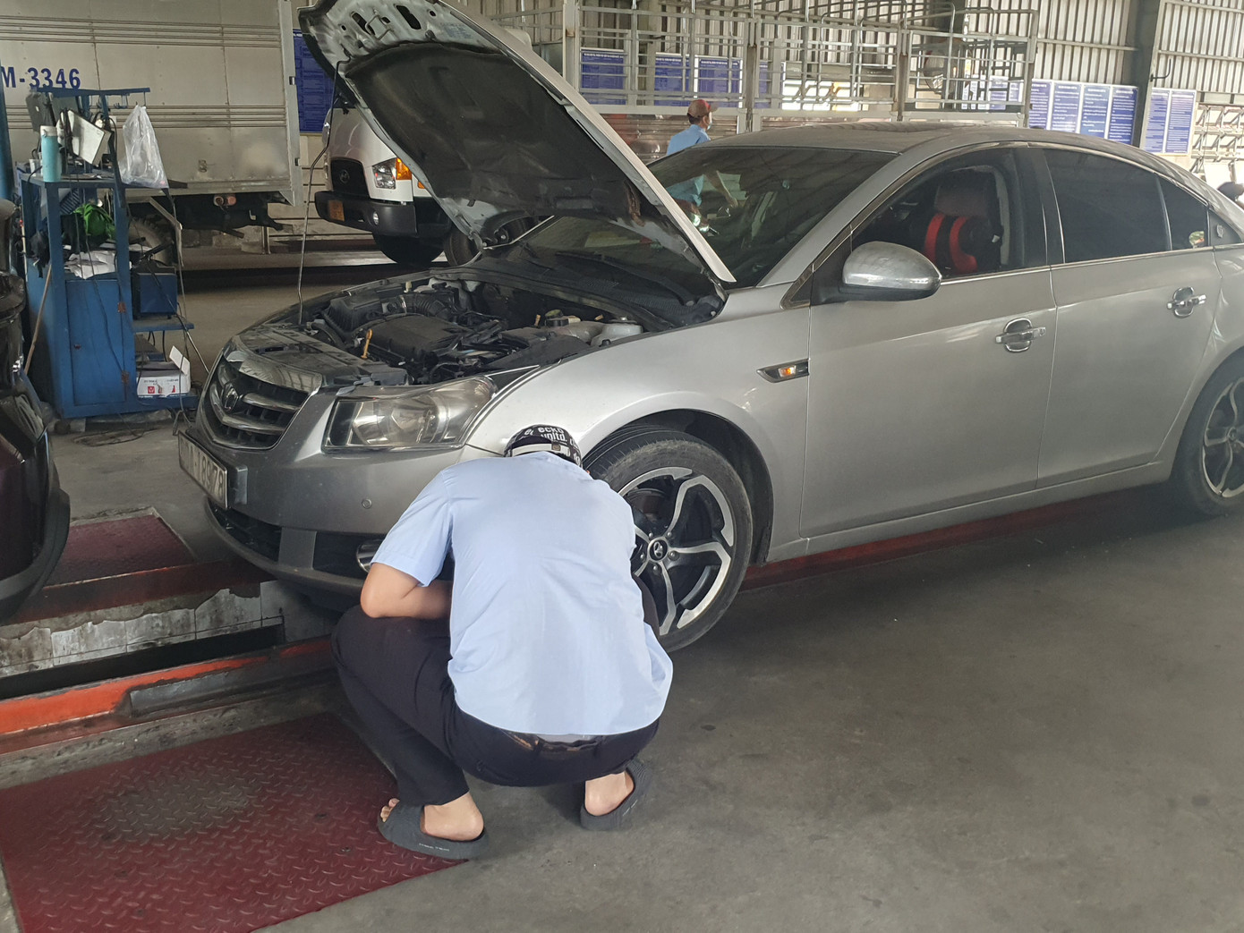 Nhân viên kỹ thuật làm việc tăng ca, chạy hết công suất dây chuyền vẫn không đáp ứng được lượng xe đến đăng kiểm