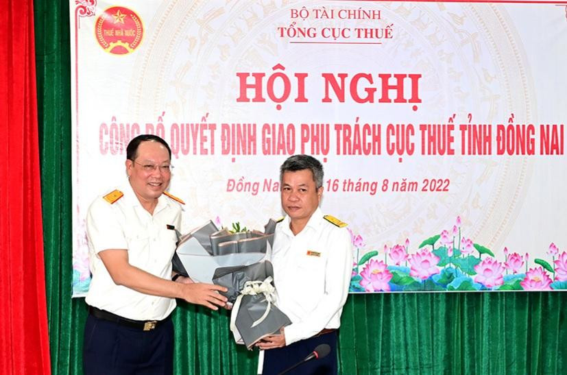 Ông Nguyễn Toàn Thắng (bên phải) nhận quyết định phụ trách Cục Thuế Đồng Nai