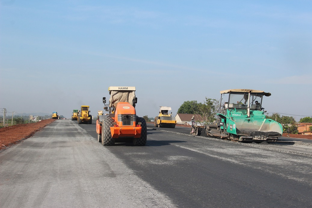 Tiếp tục hoàn thiện mặt đường