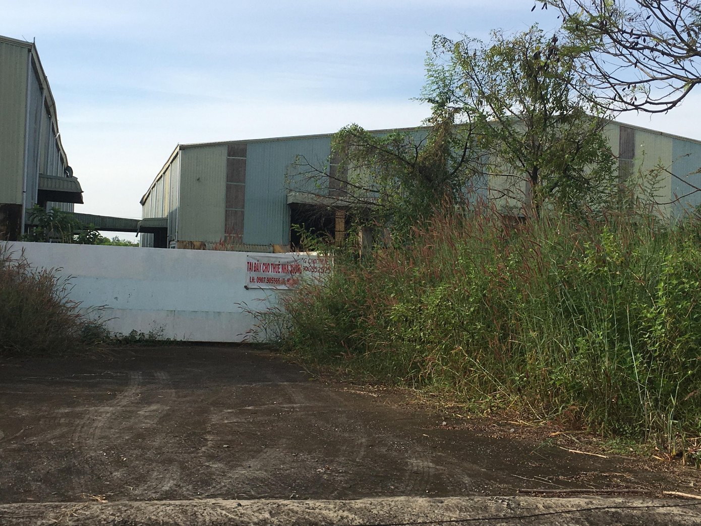 Nhà xưởng bỏ hoang đang được rao cho thuê Nhà xưởng bỏ hoang đang được rao cho thuê