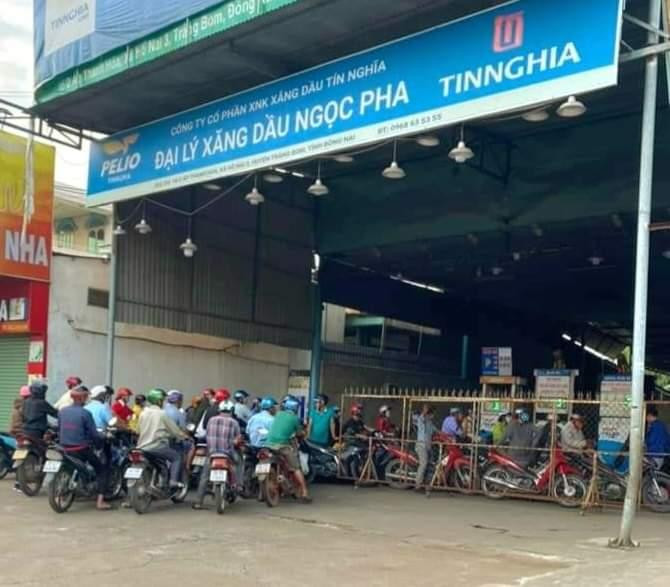 Một cây xăng ở huyện Thống Nhất kéo rào chừa lối nhỏ cho xe vào đổ xăng