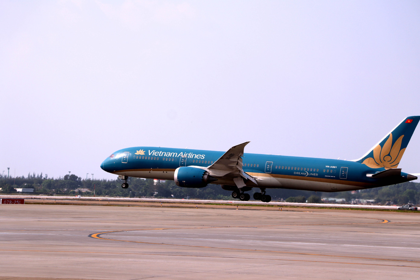 Cận cảnh đường băng nghìn tỷ ở sân bay Tân Sơn Nhất ảnh 4