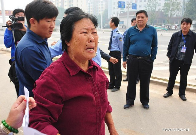 Bà Trương Hoán Chi bên ngoài toà án nhân dân thành phố Hàm Đan. Bà Trương Hoán Chi bên ngoài toà án nhân dân thành phố Hàm Đan