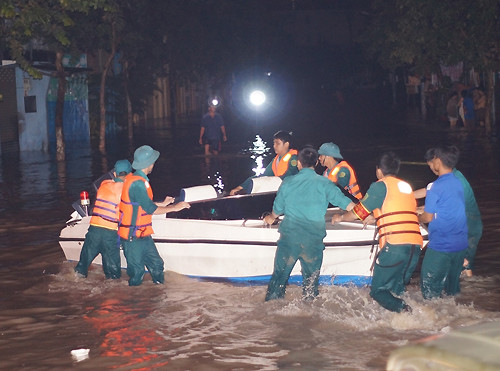 Lực lượng chức năng được huy động 100% quân số ứng cứu người dân. Ảnh: Nguyệt Triều. Lực lượng chức năng được huy động 100% quân số ứng cứu người dân. Ảnh: Nguyệt Triều