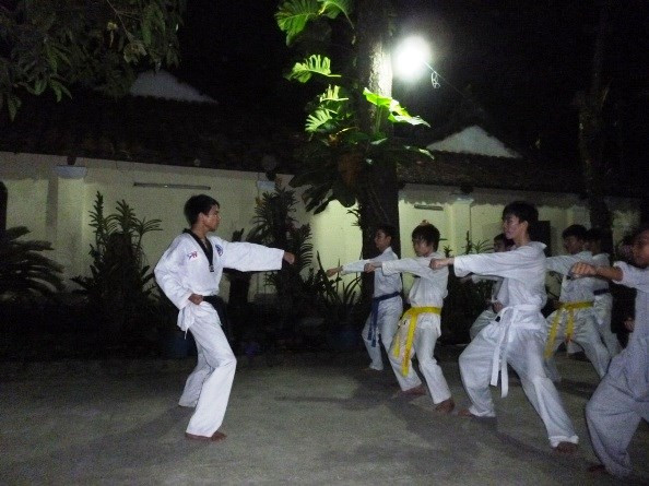 Không khí học tập nghiêm túc của lớp võ thuật Taekwondo miễn phí 