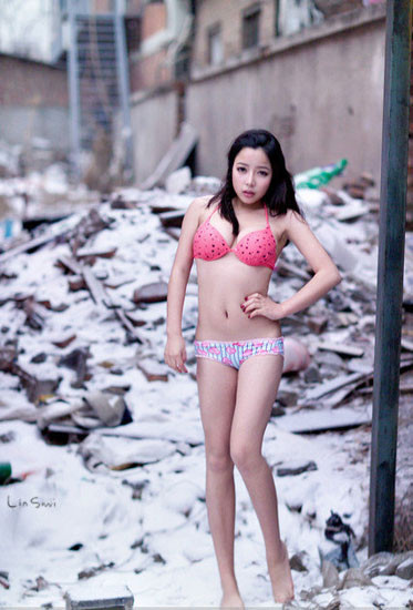 Cô dúm dó, không thể tạo được vẻ tự nhiên cần có khi mặc bikini. Khung cảnh chụp là đống đổ nát