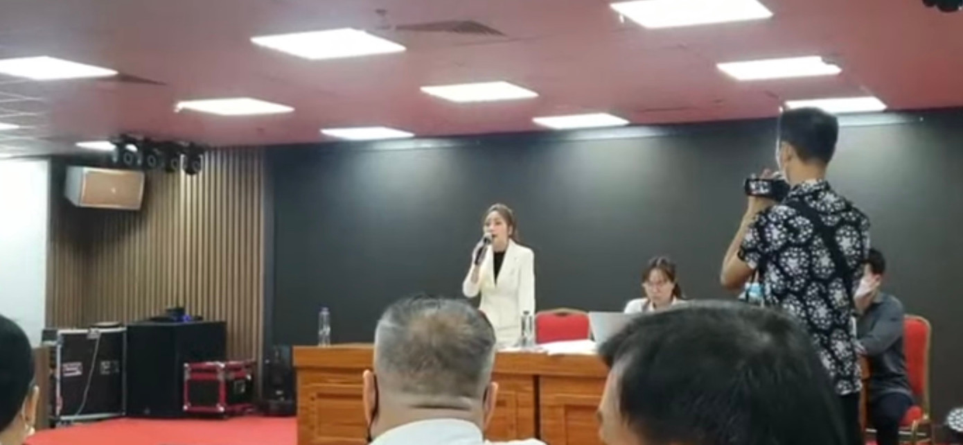 Bà Vũ Thị Thúy trong một buổi làm việc với nhà đầu tư (ảnh cắt từ clip).