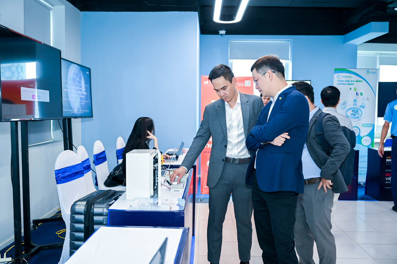 Doanh nghiệp giới thiệu các giải pháp tại sự kiện. Doanh nghiệp giới thiệu các giải pháp tại sự kiện.