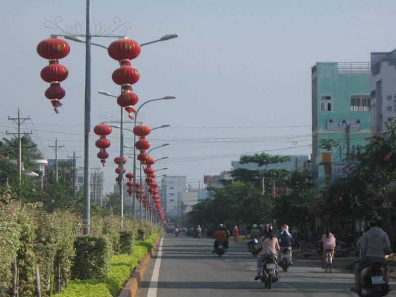 Treo lồng đèn trên đường phố