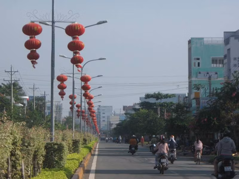 Treo lồng đèn trên đường phố