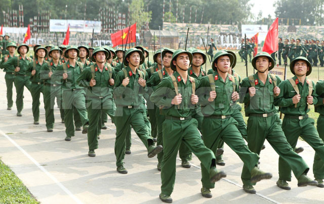 Các chiến sĩ thông tin với trang bị quen thuộc tự tin qua lễ đài