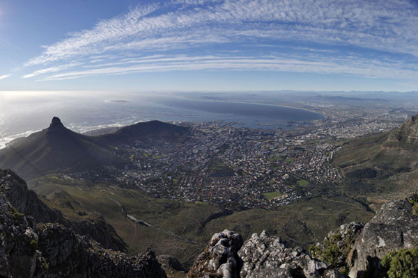 Đến với Nam Phi, bạn không chỉ được ngắm những bãi biển tuyệt đẹp, cảnh quan thiên nhiên hùng vĩ, nghỉ tại khách sạn sang trọng mà còn có cơ hội được nếm những loại rượu vang thượng hạng nhất thế giới. Thậm chí bạn còn có cơ hội để nhìn ngắm những chú chim cnash cụt trên bãi biển Boulders. Hãy ghé thăm những nơi nổi tiếng như: Johannesburg-thành phố lớn nhất Nam Phi, công viên quốc gia Pilanesberg, thành phố cảng Port Elizabeth...