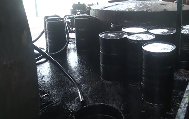 Một khu vực pha chế trong bãi xăng dầu Trâu Điên. Ảnh: Tuổi Trẻ