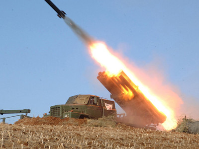 Các đơn vị quân đội Triều Tiên (có nhiệm vụ tấn công hai đảo Daeyeonpyeong và Baengnyeong của Hàn Quốc) tập trận bắn đạn thật. Ảnh: KCNA