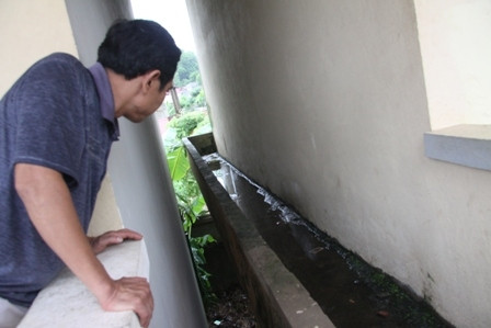 Rãnh thoát nước tù túng ở dãy phòng học tầng 2 bất đắc dĩ nhà trường phải nhận
