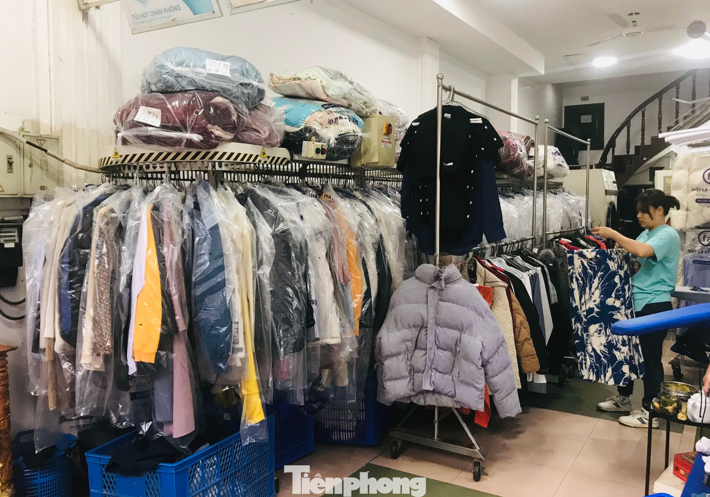 Cửa hàng giặt là làm việc hết công suất do thời tiết miền Bắc nồm ẩm kéo dài. Cửa hàng giặt là làm việc hết công suất do thời tiết miền Bắc nồm ẩm kéo dài.